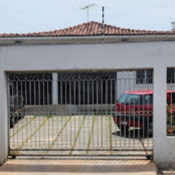 Fachada do escritório vista da rua, no bairro Baú